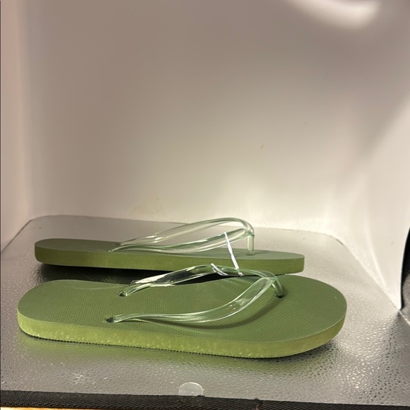 Shade & Shore Green Sandals with Y-Shaped Strap - Picture 2 of 6
